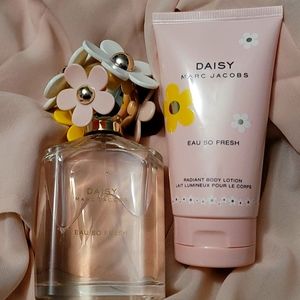 Marc Jacobs DAISY